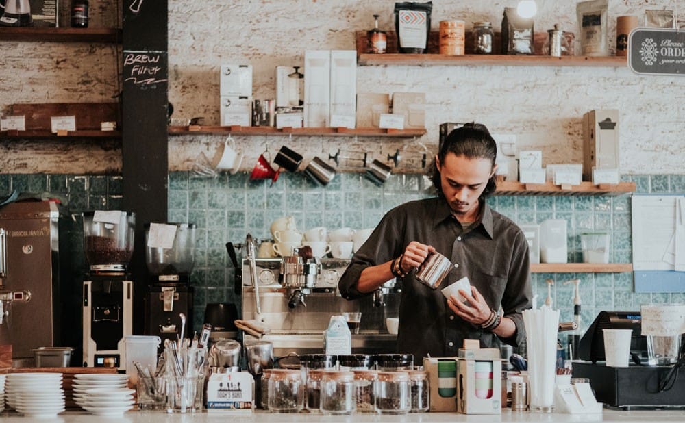 barista preparando cafe